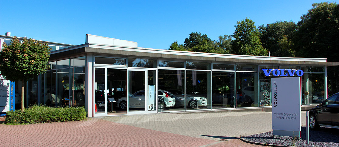 Außenaufnahme des Gebäudes mit der Volvo-Ausstellung